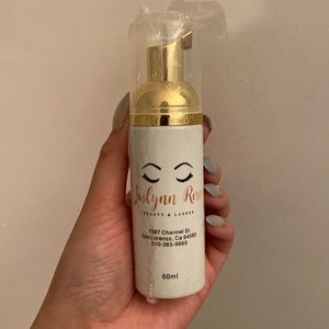 Eyelash foam cleanser